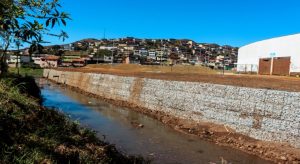 Prefeitura de Mariana realiza construção de muro gabião atrás da Arena Mariana